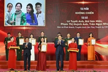 国家主席梁强与中央书记处常务书记、中央35号指导委员会主任陈锦秀向获A等奖的作者颁奖。（图片来源：人民报）
