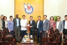 《人民报》社总编辑、越南新闻工作者协会主席黎国明与古巴拉美通讯社社长豪尔赫·莱加诺亚·阿隆索及代表团成员合影。（山海 摄）