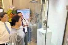 前国会主席阮氏金银参观展览。（图片来源：越通社）