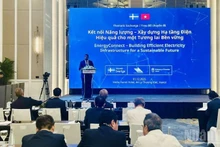 瑞典驻越大使约翰·恩迪西在活动上发表讲话。