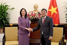 越南外交部常务副部长阮明宇会见联合国常驻越南协调员宝琳·塔梅西斯。（图片来源：世界与越南报）