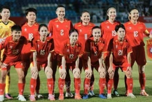 越南国家女子足球队在第33届东运会上获得银牌。（图片来源：越通社）