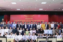 参加活动的代表们合影。