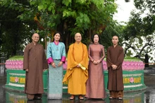国家主席梁强的夫人阮氏明月与不丹王后吉增·佩玛及镇国寺住持释清雅上座合影。
