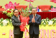 越共中央总书记苏林向国会主席陈青敏赠送鲜花表示祝贺。