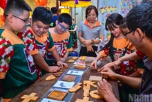 陈日燏小学的学生们在河内市帆行文化艺术中心的空间内，兴奋地参与“智愚”游戏。