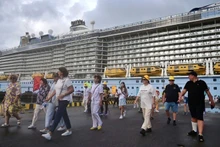 来自“海洋赞礼号”的游客走下邮轮，开始顺化参观行程。（图片由顺化旅游局提供）