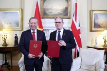 越共中央总书记苏林与英国首相基尔·斯塔默共同交换《关于将越英关系提升为全面战略伙伴关系的联合声明》。(图片来源:越通社)