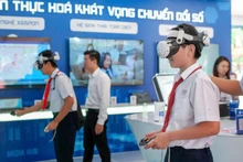 学生在“岘港——发展与融入”展览会上体验虚拟现实技术。