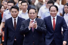 范明正总理前来出席越共中央关于海防市行政单位合并相关决议和决定的公布仪式。