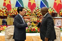 越南国家主席梁强为南非总统举行欢迎国宴。