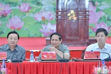 政府总理范明正主持召开关于湄公河三角洲地区高速公路项目实施情况会议。（青江 摄）