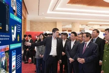 范明正总理参观会议期间举行的科技创新展。