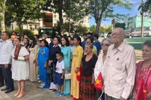 各位代表出席缅怀胡志明主席的鲜花仪式。