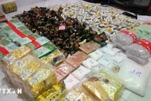 从柬埔寨向胡志明市非法运输和交易了 30 多公斤各种毒品案件缴获赃物。（图片来源：越通社）