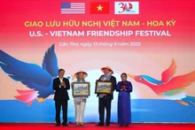 芹苴市领导向美国驻越南大使和美国总领事赠送纪念品。