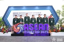 越南国防部副部长黄春战上将和越南代表团出席在马来西亚举行的东盟国防高官会。