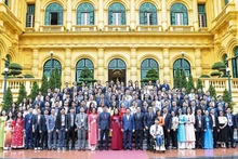 越南国家副主席武氏映春会见出席第六届全球越南青年知识分子论坛代表。