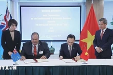 双方签署签署了关于越南社会主义共和国与图瓦卢建立外交关系的联合公报。