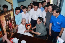 范明正总理一行前往广治省海陵乡上舍村看望慰问“越南英雄母亲”陶氏欣。