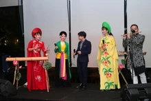 越南艺术团在科伦坡美食周上表演。