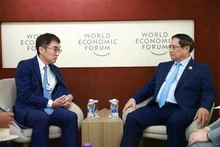 越南政府总理范明正会见东盟与东亚经济研究所所长渡边哲也教授。（图片来源：越通社）