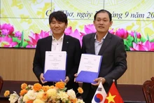 芹苴市科学技术局与韩国企业签署合作备忘录。