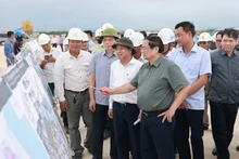 越南政府总理范明正莅临广治省考察基础设施项目。