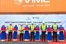 芹苴市开通“Mekong Express”内河集装箱运输航线。