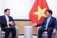 越南国家主席梁强（右）会见韩国SK集团会长崔泰源。