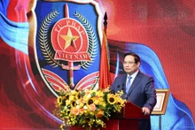 范明正总理在纪念典礼上发表讲话。