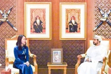 阮明姮部副部会见阿曼商业、工业和投资促进部大臣、越阿混合委员会阿方主席盖斯·本·穆罕默德·尤素福。
