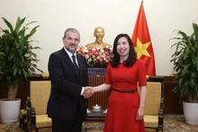 越南外交部副部长黎氏秋姮与意大利企业与制造部副部长瓦伦蒂诺·瓦伦蒂尼。