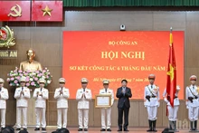 越南国家主席梁强向公安部授予三级劳动勋章。（水原 摄）