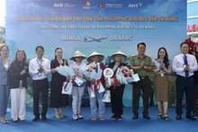 菲律宾航空马尼拉—岘港市航线PR585航班上的游客。