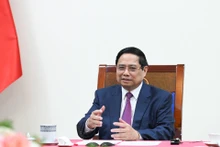越南政府总理范明正与柬埔寨首相洪玛奈通电话。（陈海 摄）