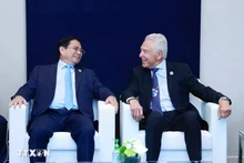 越南政府总理范明正会见世界经济论坛临时主席彼得·布拉贝克-莱特马特。（图片来源：越通社）