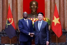 越南国家主席梁强于2025年4月24日会见前来递交国书的安哥拉驻越南大使费尔南多·米格尔。(图片来源:越通社)