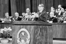 1986年12月18日,阮文灵总书记在越南共产党第六次全国代表大会上致闭幕词。(图片来源:越通社)