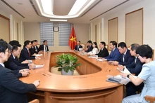9月9日下午，越南政府副总理胡德福会见韩国驻越大使崔英三及韩国企业代表。