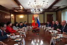 越共中央总书记夫人吴芳璃与俄罗斯副总理德米特里·尼古拉耶维奇·切尔内申科进行工作座谈。