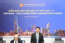 越南财政部长阮文胜在论坛上发表讲话。
