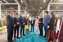 越南驻法国大使丁全胜与参加展览的越南企业代表交流。
