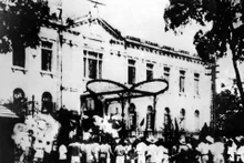 1945年8月19日，首都人民在大剧院广场举行集会后，占领了北部府——法国在越南北部傀儡政府总部。（图片来源：越通社）