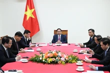 越南政府总理范明正与柬埔寨首相洪玛奈通电话。