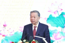 苏林总书记在纪念阮文灵总书记诞辰110周年大会上发表讲话。