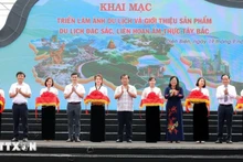 2025年奠边西北精华狂欢节系列活动在奠边府坊5·7广场正式开幕。