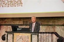 越南驻瑞士大使冯世龙发言。