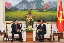 老挝人民革命党中央政治局委员、书记处常务书记、老挝国家副主席本通·吉玛尼会见越共中央政治局委员、公安部部长梁三光大将。