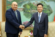 越南政府副总理黎成龙会见世界卫生组织西太平洋地区主任。